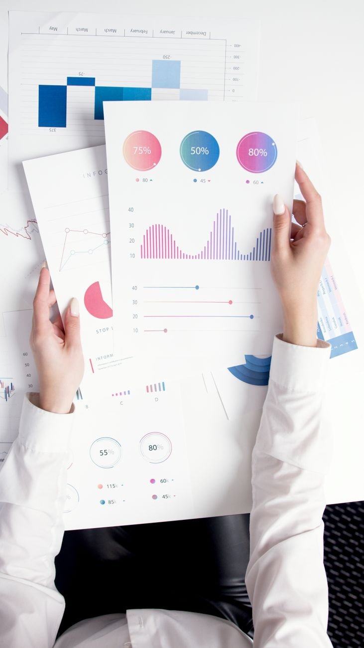 Pessoa analisando dados de marketing digital em um computador