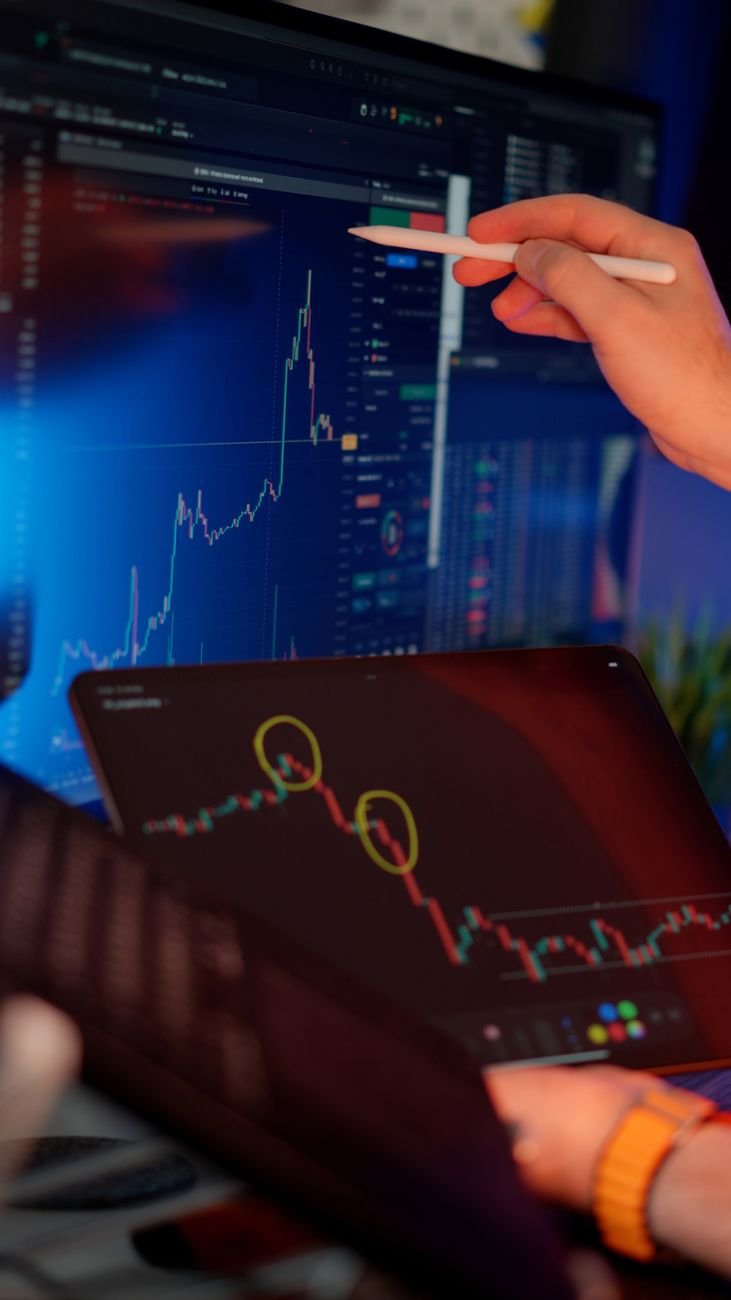 Pessoa analisando dados em tempo real em um computador