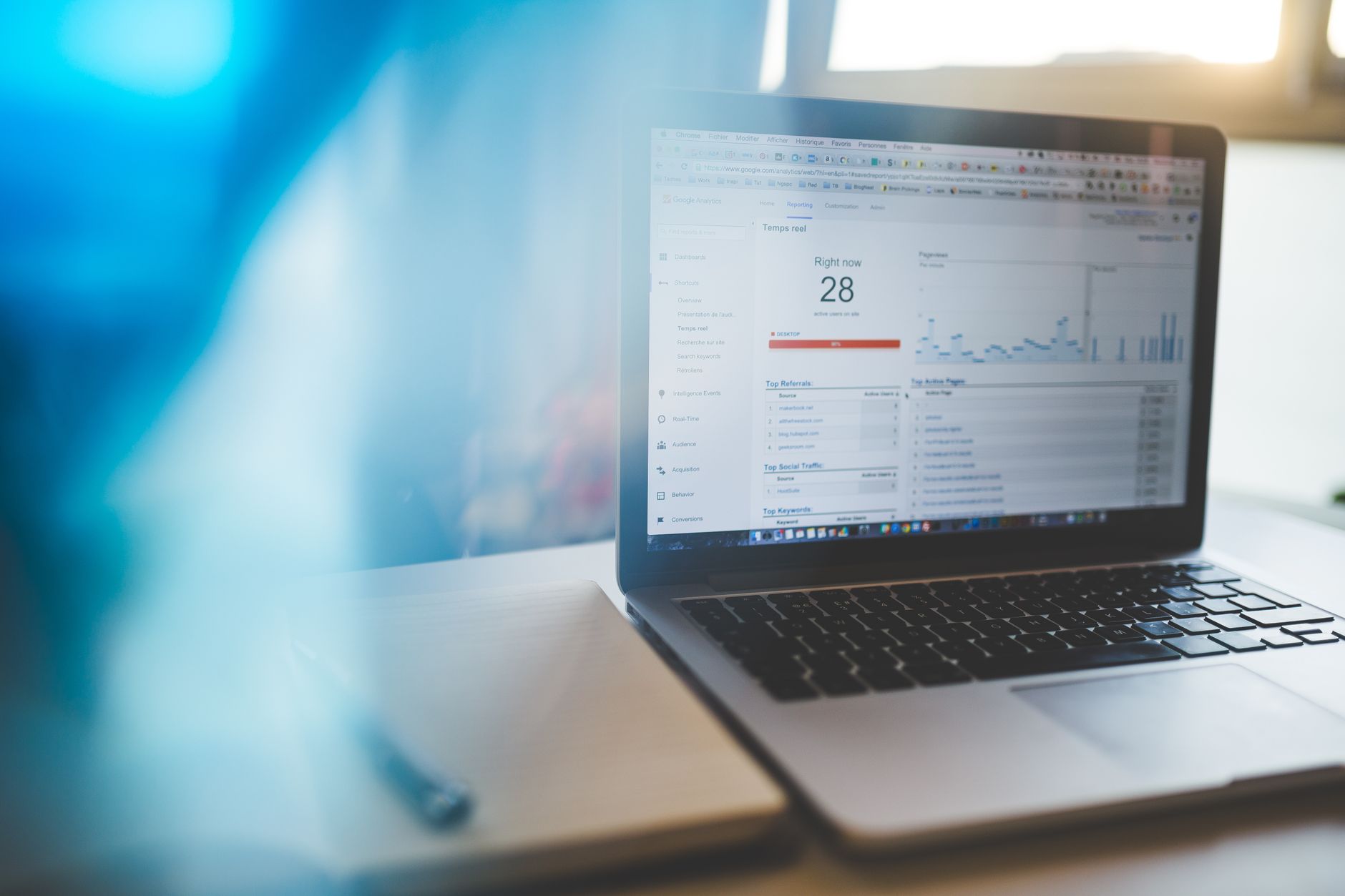 Pessoa analisando dados de desempenho em Google Ads