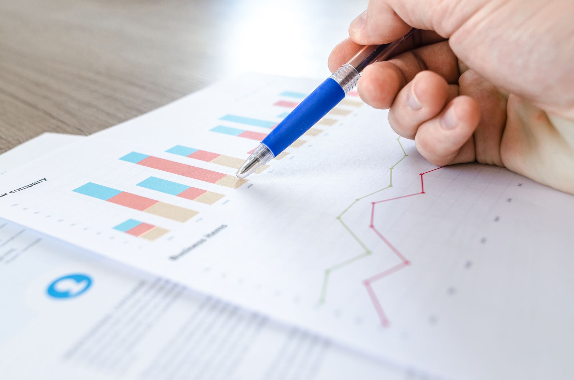 Pessoa analisando dados em um computador para monetizar blog