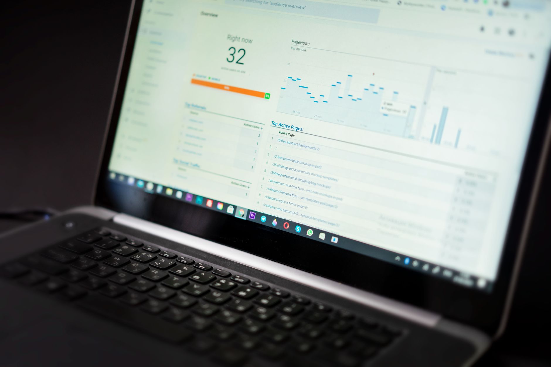 Pessoa analisando dados de SEO em um computador
