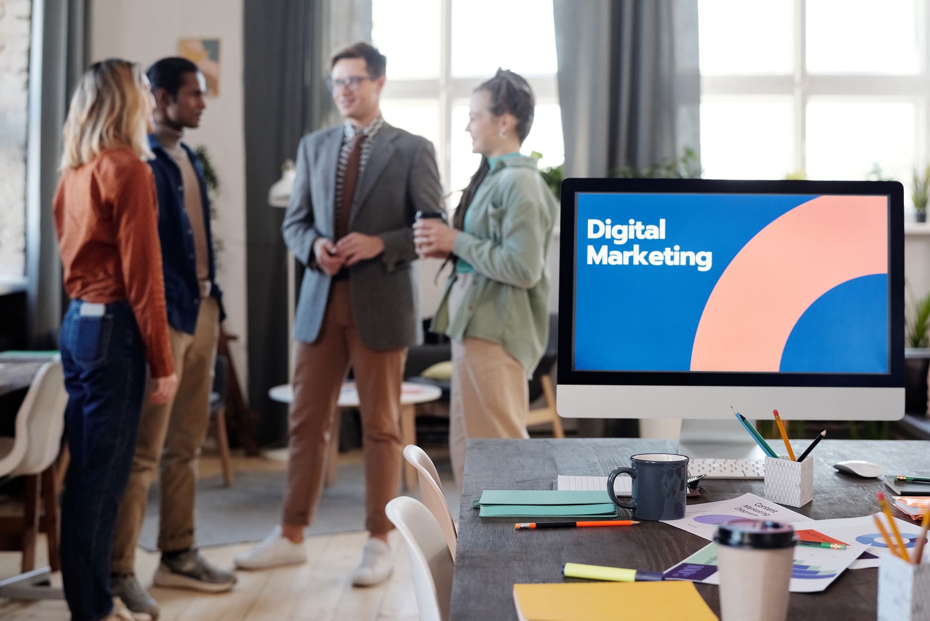 Equipe de marketing digital analisando dados e planejando estratégias.