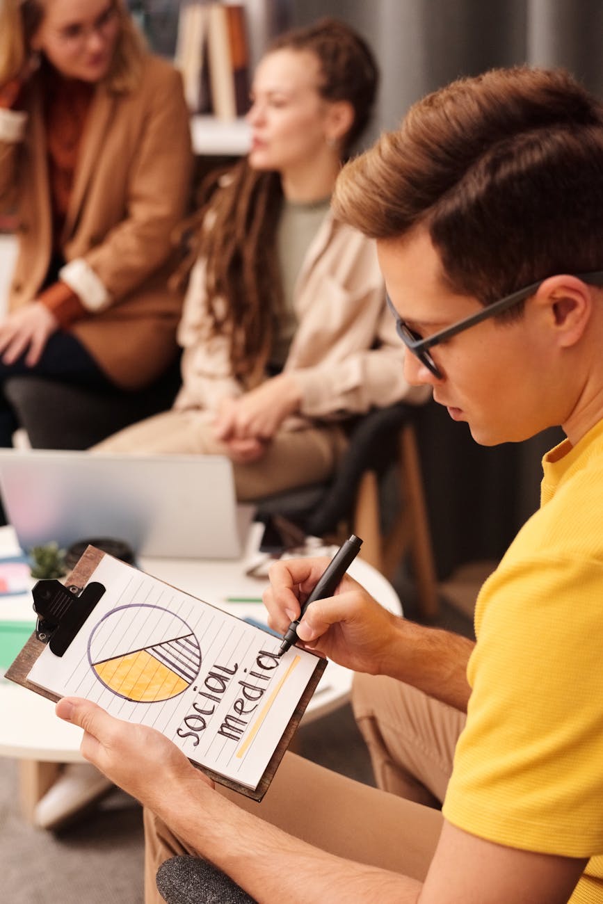 Reunião de equipe discutindo estratégias de marketing digital com foco em inteligência artificial.