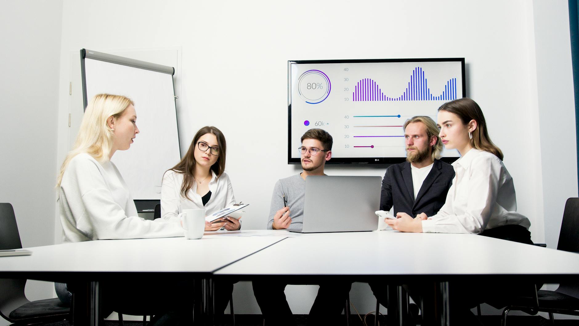 Equipe de marketing digital revisando dados e estratégias em um computador