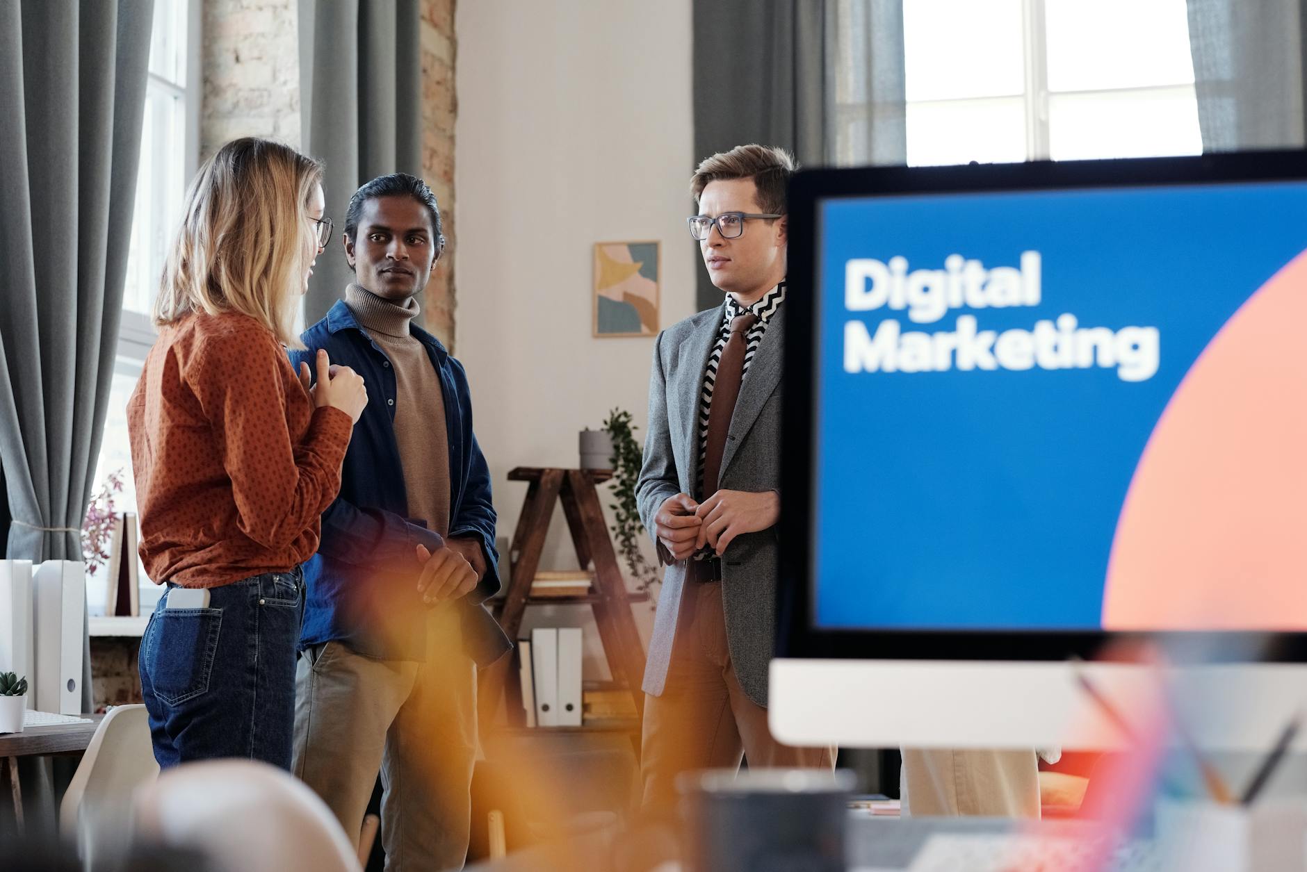 Reunião de equipe de marketing digital planejando estratégias com gráficos e dados.