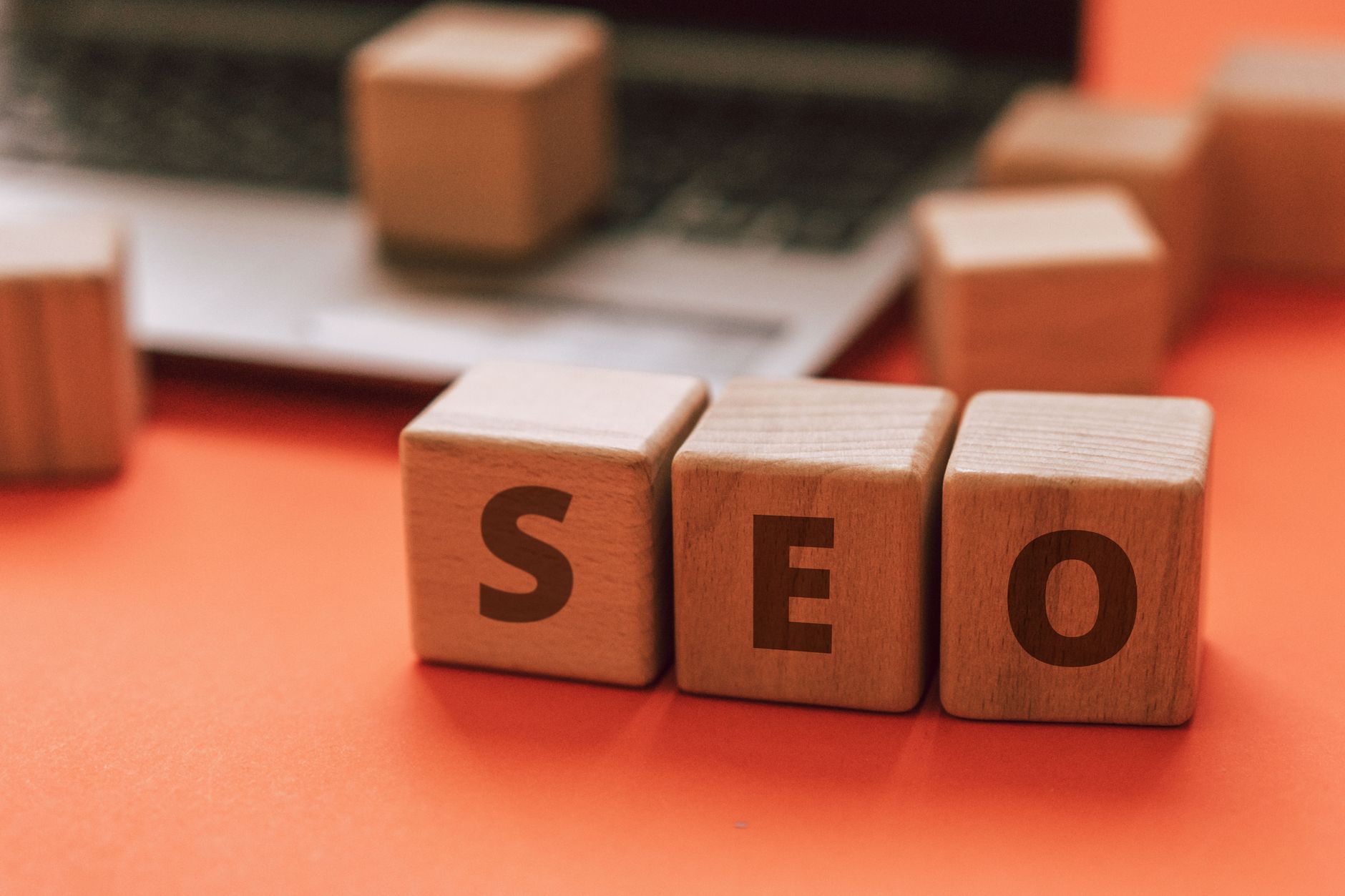 Profissional analisando dados de SEO em um computador