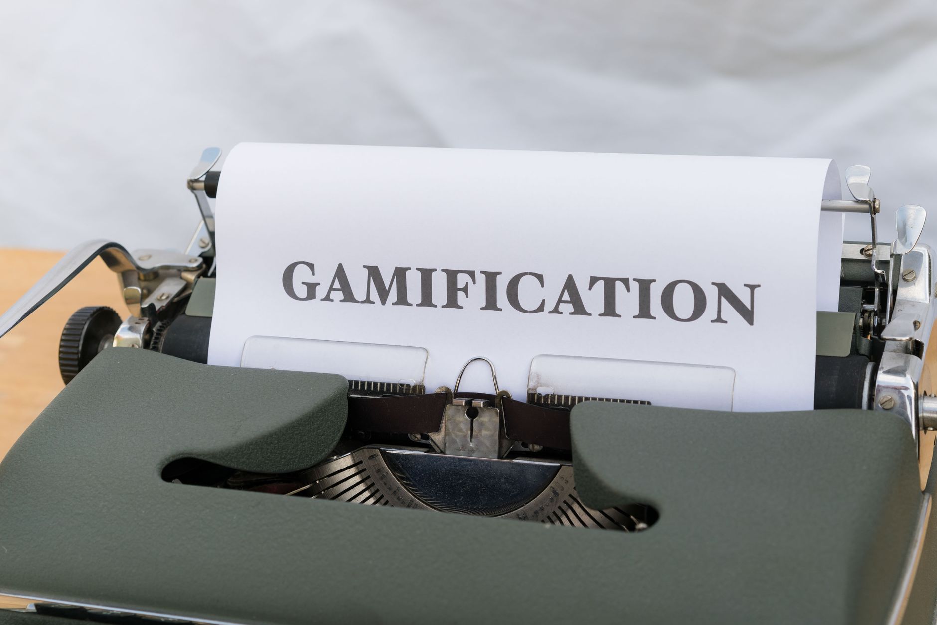 Imagem representativa de gamificação em marketing digital com elementos de jogos.