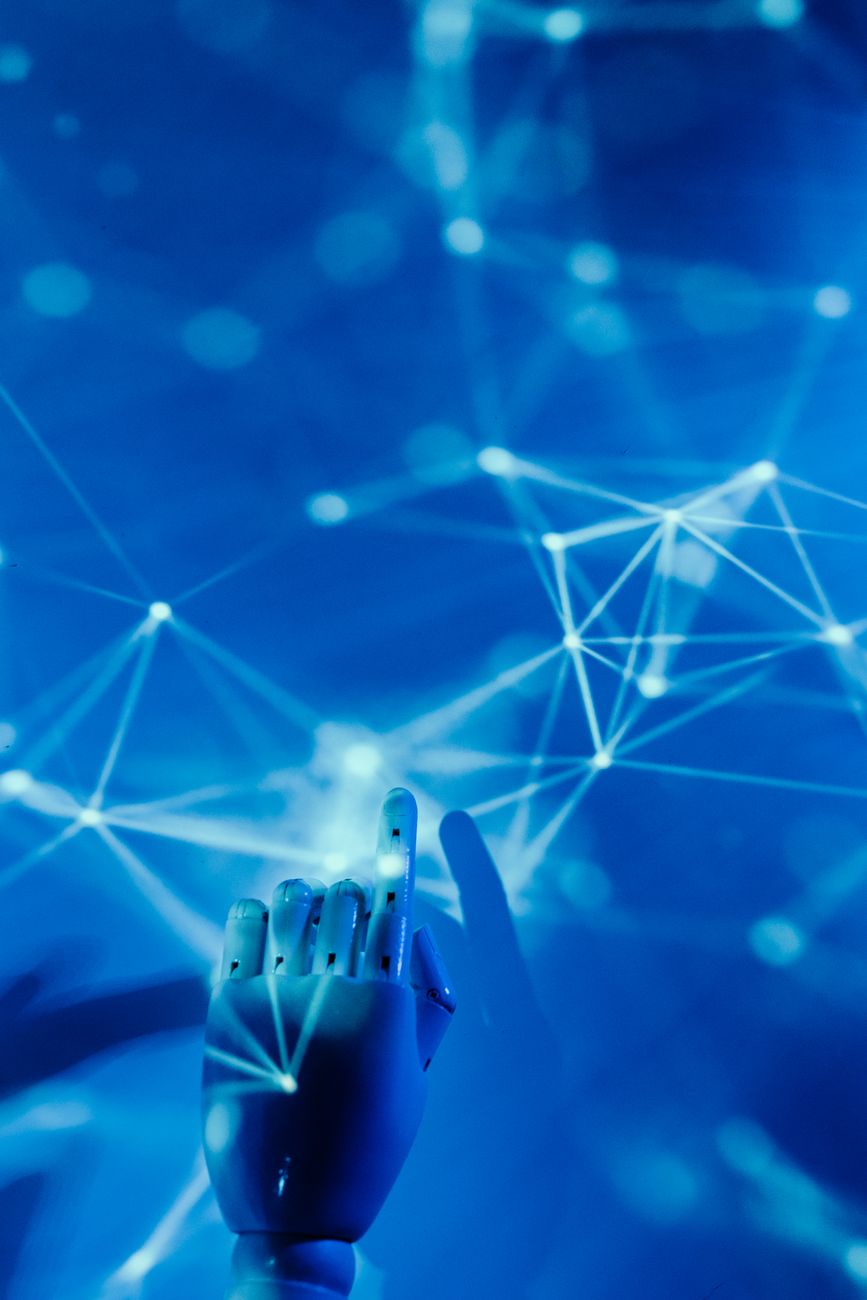 Imagem representativa de inteligência artificial aplicada ao marketing digital com gráficos e dados.