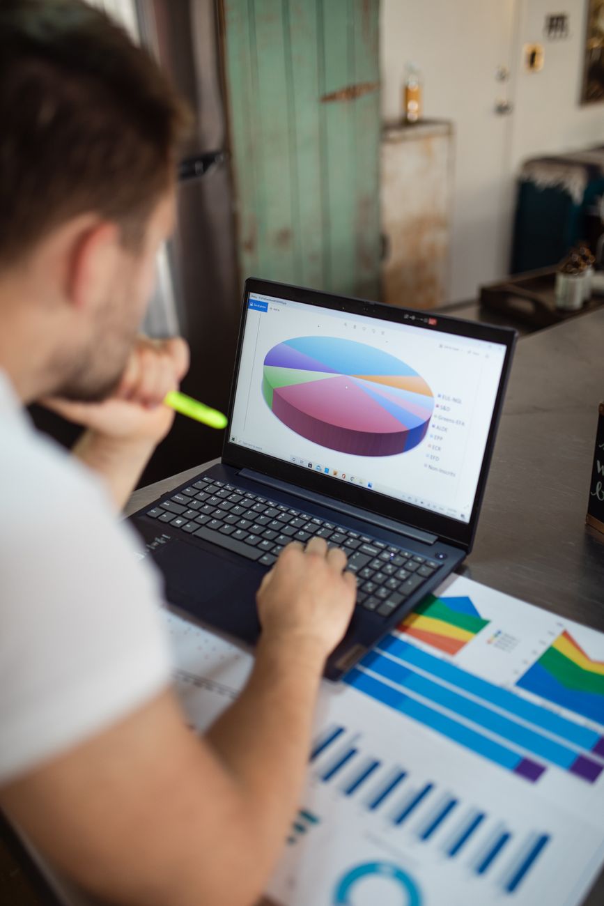 Pessoa analisando dados de marketing digital com gráficos