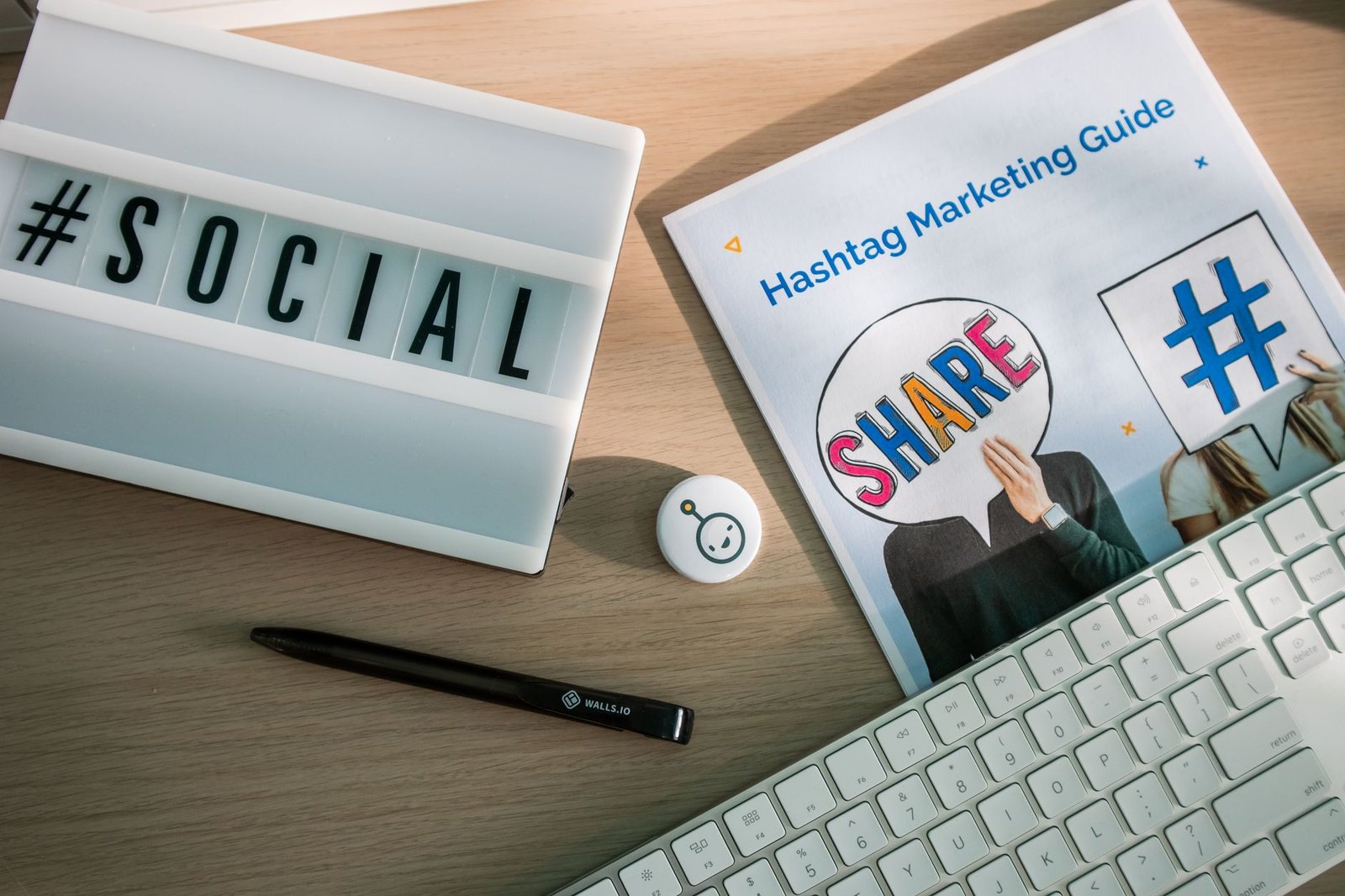 Pessoa analisando dados de marketing digital com foco em storytelling.